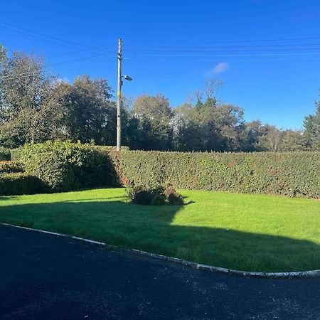 סטראביין Cosy 4 Bed Bungalow In Quiet Residential Area! מראה חיצוני תמונה
