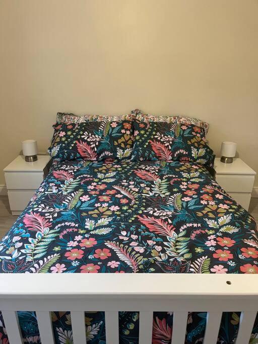 סטראביין Cosy 4 Bed Bungalow In Quiet Residential Area! מראה חיצוני תמונה