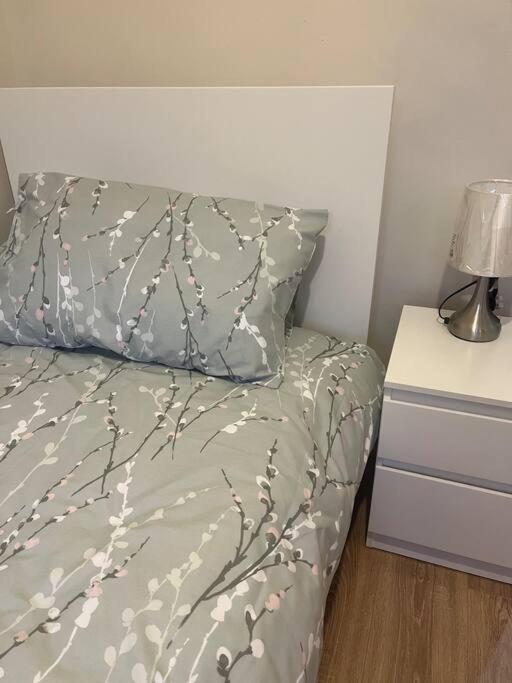 סטראביין Cosy 4 Bed Bungalow In Quiet Residential Area! מראה חיצוני תמונה