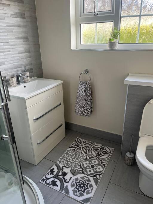 סטראביין Cosy 4 Bed Bungalow In Quiet Residential Area! מראה חיצוני תמונה