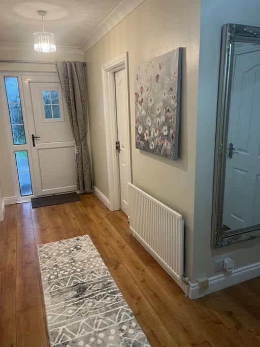 סטראביין Cosy 4 Bed Bungalow In Quiet Residential Area! מראה חיצוני תמונה