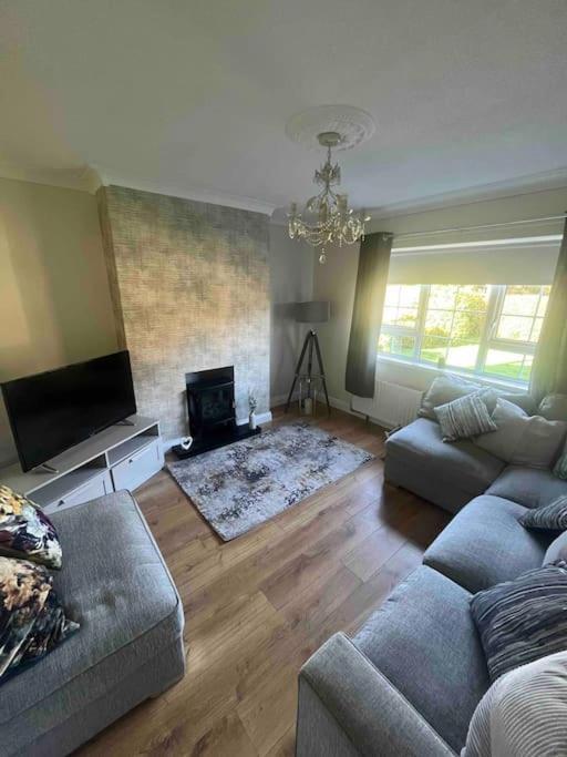 סטראביין Cosy 4 Bed Bungalow In Quiet Residential Area! מראה חיצוני תמונה