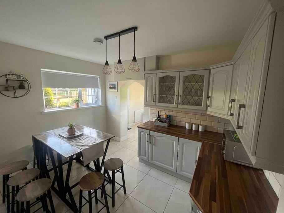 סטראביין Cosy 4 Bed Bungalow In Quiet Residential Area! מראה חיצוני תמונה