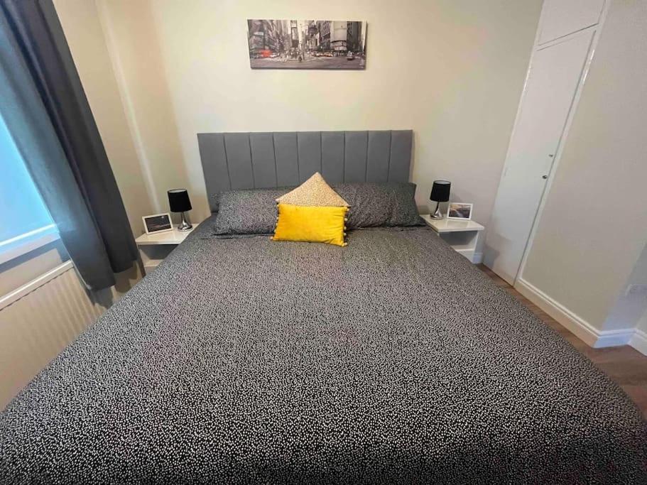 סטראביין Cosy 4 Bed Bungalow In Quiet Residential Area! מראה חיצוני תמונה